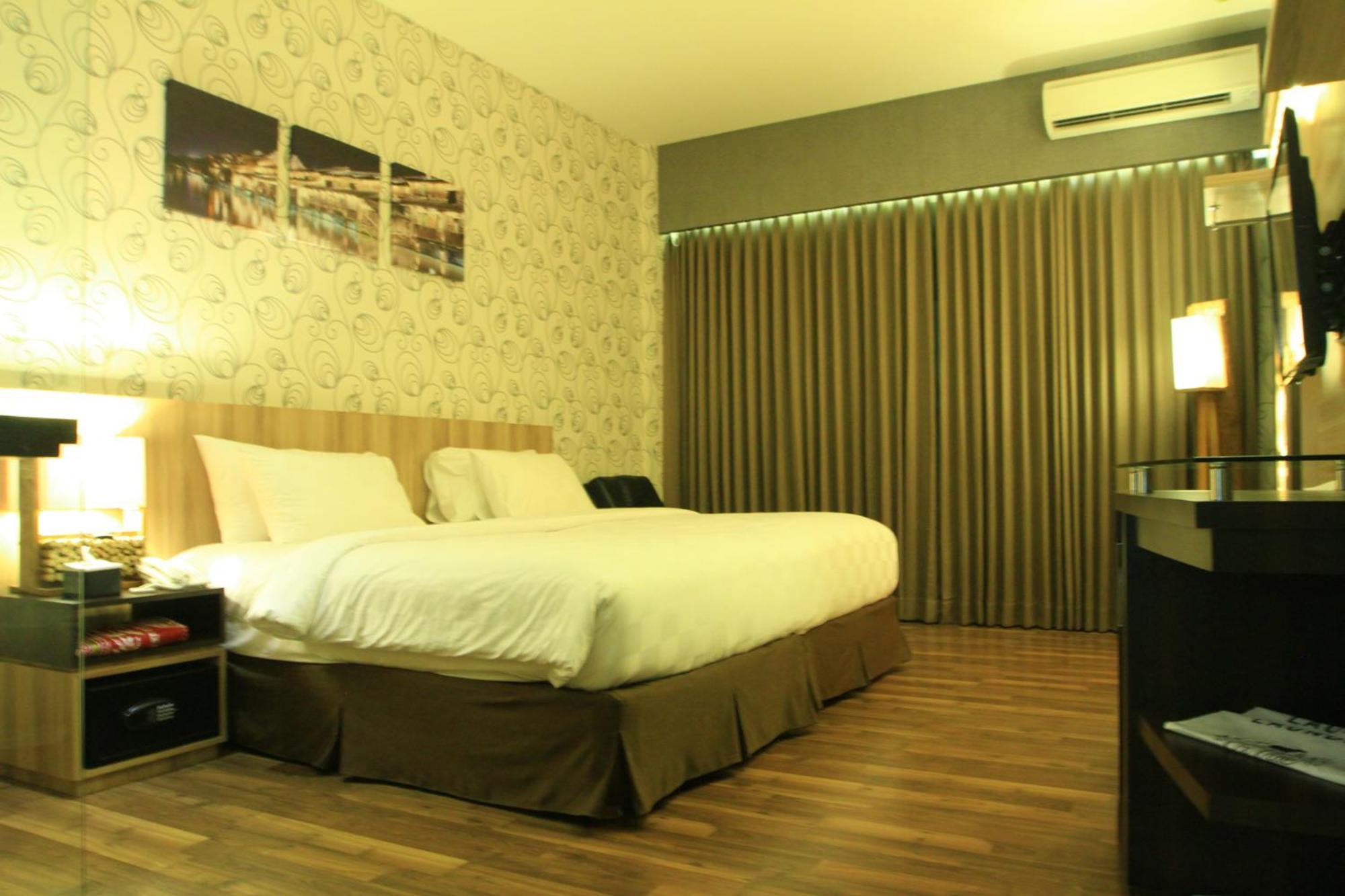 Oxville Hotel Padang  Phòng bức ảnh